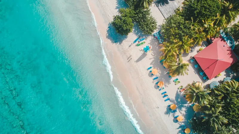 Playa caribeña de aguas turquesas